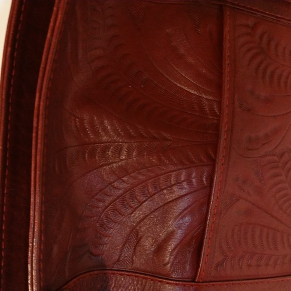 Red Leather Embossed Pattern Purse - Picture 3 of 9